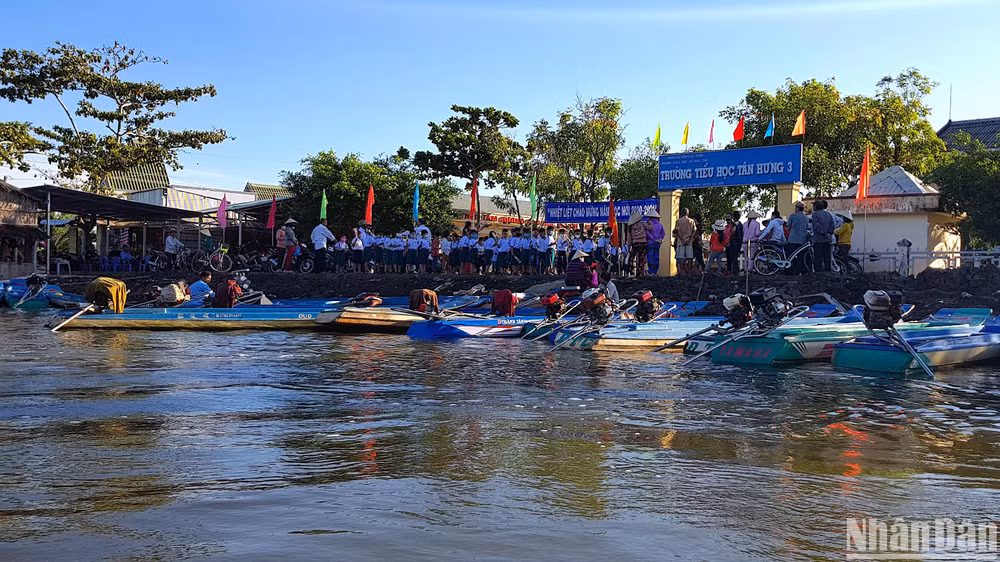 Còn nhiều nơi tại Cà Mau, phụ huynh đưa rước con em mình đến trường bằng phương tiện thủy gia dụng nhưng các em vẫn quyết tâm bám trường, bám lớp.
