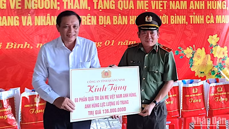 Đại diện Sở Lao động-Thương binh và Xã hội tỉnh Cà Mau (bìa trái) tiếp nhận tượng trưng 68 phần quà Tết từ Công an tỉnh Quảng Ninh trao tặng cho gia đình người có công tại địa phương.