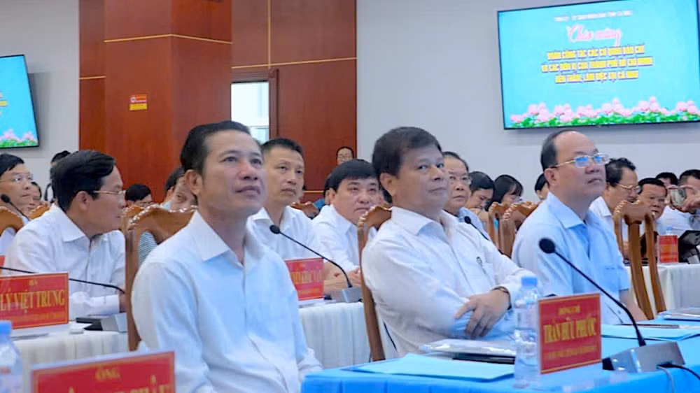 Các đại biểu là lãnh đạo tỉnh Cà Mau và đại diện nhiều đơn vị báo chí đến từ Thành phố Hồ Chí Minh tham dự buổi làm việc chiều 21/3.