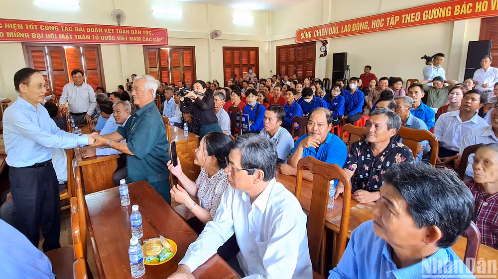 Đồng chí Lê Hoài Trung tay bắt mặt mừng với cộng đồng dân cư tại Ngày hội đại đoàn kết toàn dân tộc tổ chức điểm tại xã Hàm Rồng (huyện Năm Căn, tỉnh Cà Mau). Đồng chí Lê Hoài Trung tay bắt mặt mừng với cộng đồng dân cư tại Ngày hội đại đoàn kết toàn dân tộc tổ chức điểm tại xã Hàm Rồng (huyện Năm Căn, tỉnh Cà Mau).