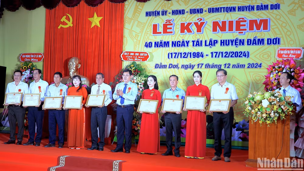 Lãnh đạo tỉnh Cà Mau tặng bằng khen cho những tập thể, cá nhân có nhiều đóng góp vì sự phát triển của quê hương Đầm Dơi. Lãnh đạo tỉnh Cà Mau tặng bằng khen cho những tập thể, cá nhân có nhiều đóng góp vì sự phát triển của quê hương Đầm Dơi.