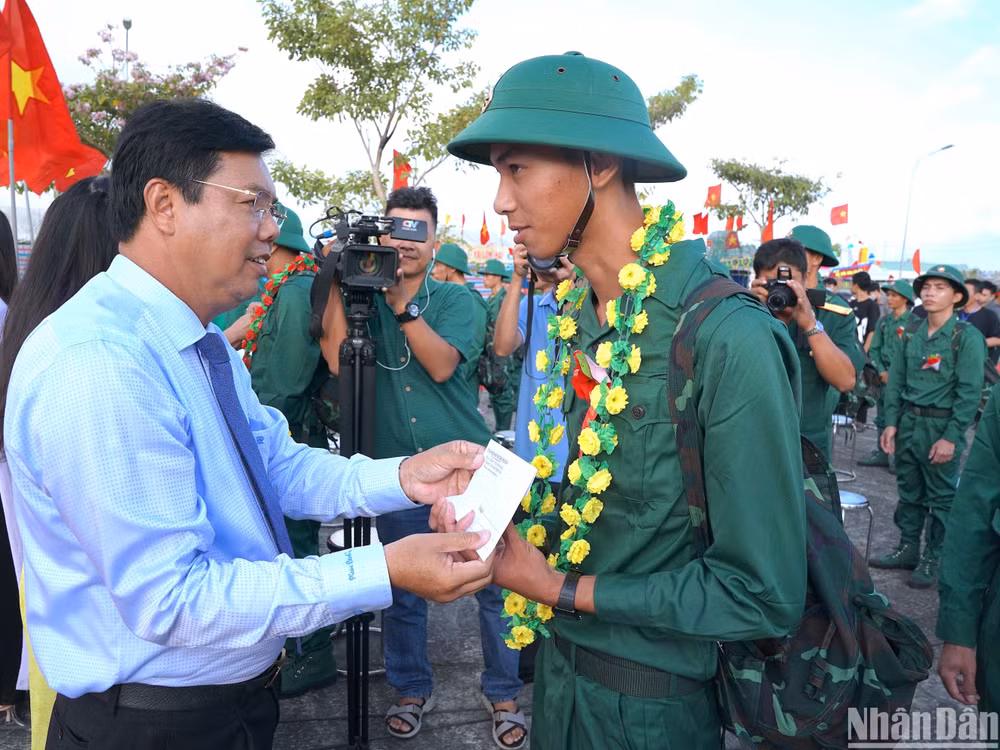 Ủy viên Trung ương Đảng, Bí thư Tỉnh ủy Cà Mau Nguyễn Tiến Hải tặng quà động viên chiến sĩ mới trước giờ lên đường nhập ngũ.