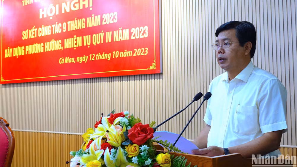 Ủy viên Trung ương Đảng, Bí thư Tỉnh ủy, Chủ tịch Hội đồng nhân dân tỉnh Cà Mau Nguyễn Tiến Hải phát biểu chỉ đạo tại hội nghị.