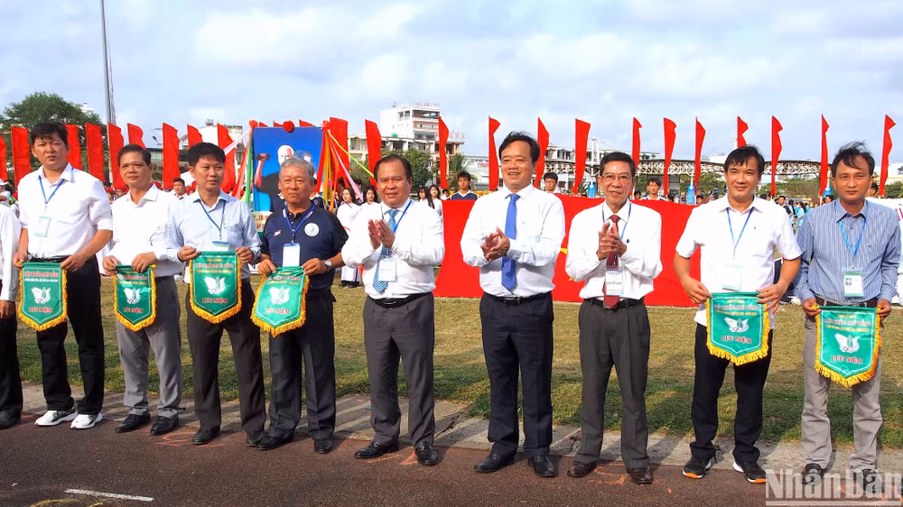 Ban tổ chức trao cờ luân lưu cho đại diện các đơn vị tham gia Hội khỏe Phù Đổng tỉnh Cà Mau lần thứ 13. Ban tổ chức trao cờ luân lưu cho đại diện các đơn vị tham gia Hội khỏe Phù Đổng tỉnh Cà Mau lần thứ 13.