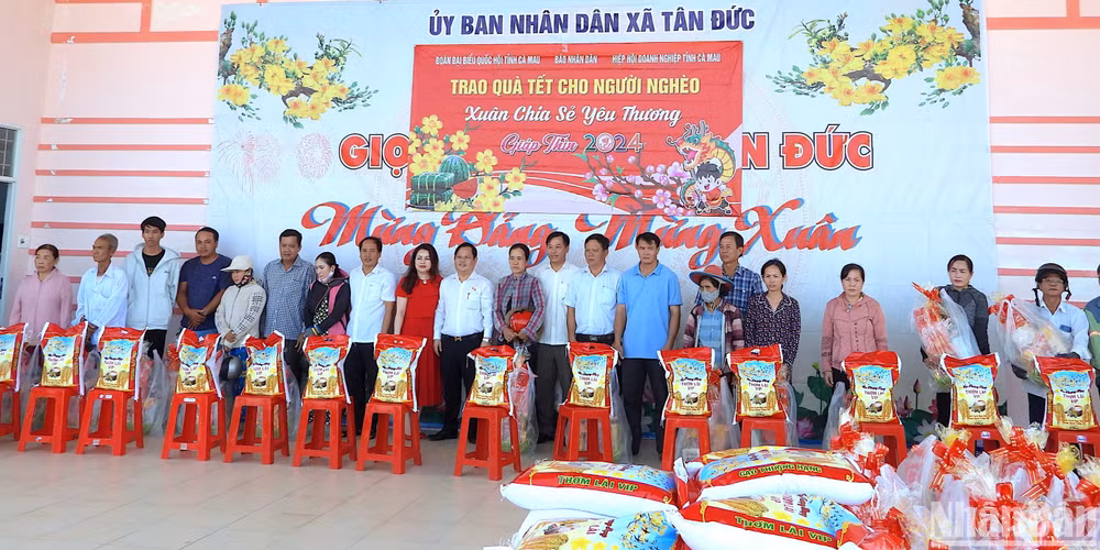 Đại diện đơn vị đồng hành là Đoàn Đại biểu Quốc hội tỉnh Cà Mau và Hiệp hội doanh nghiệp tỉnh trao 100 phần quà Tết cho người dân xã Thạnh Phú.