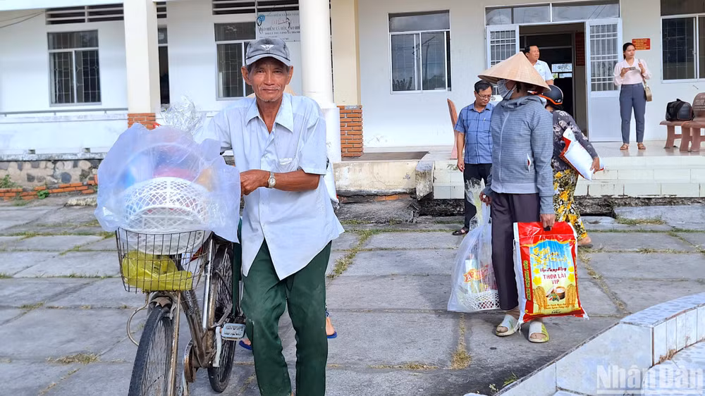 Hộ có hoàn cảnh khó khăn xã Thạnh Phú nhận quà Tết từ Báo Nhân Dân và nhà tài trợ vào sáng 1/2.