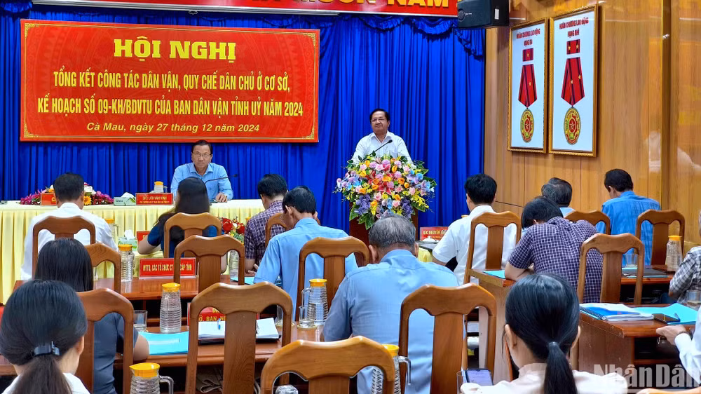 Ủy viên Ban Thường vụ Tỉnh ủy, Trưởng Ban Dân vận Tỉnh ủy Cà Mau Lê Thanh Triều (đứng trên bục) triển khai công tác dân vận năm 2025. Ủy viên Ban Thường vụ Tỉnh ủy, Trưởng Ban Dân vận Tỉnh ủy Cà Mau Lê Thanh Triều (đứng trên bục) triển khai công tác dân vận năm 2025.