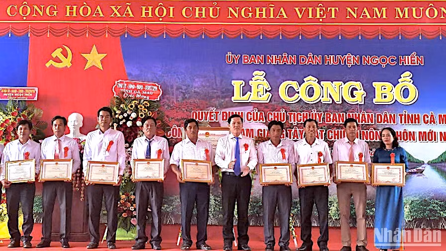 Tặng Bằng khen của Chủ tịch Ủy ban nhân dân tỉnh cho các tập thể, cá nhân có nhiều đóng góp vào xây dựng nông thôn mới trên địa bàn xã Tam Giang Tây.