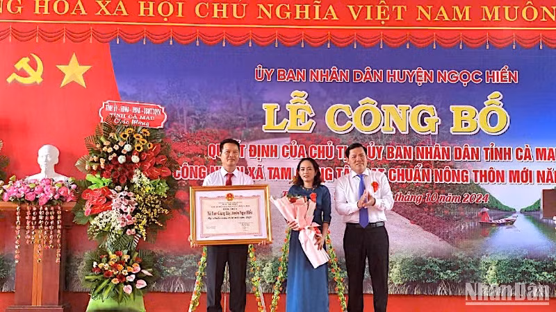 Lãnh đạo xã Tam Giang Tây vui mừng đón nhận xã đạt chuẩn nông thôn mới vào sáng 18/10. 