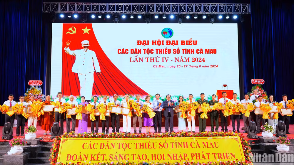 Trao bằng khen của Chủ tịch Ủy ban nhân dân tỉnh Cà Mau cho các tập thể và cá nhân có thành tích xuất sắc về phát triển kinh tế-xã hội, quốc phòng, an ninh.