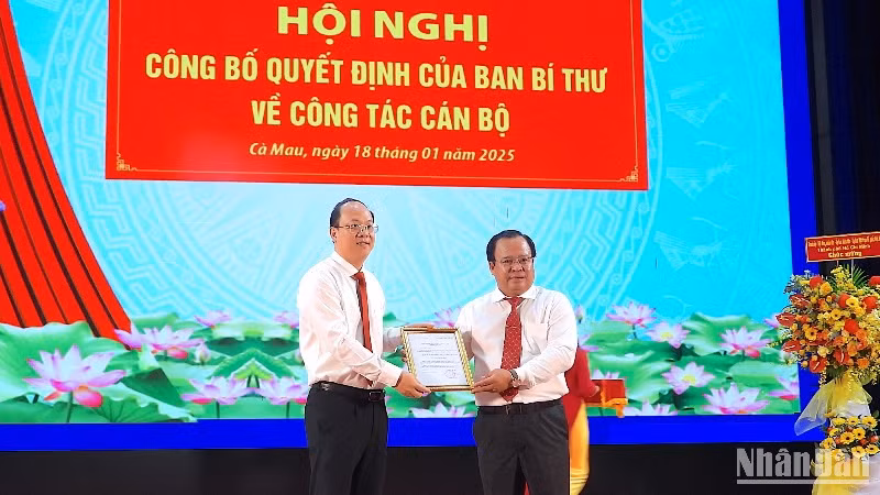 Bí thư Tỉnh ủy Cà Mau Nguyễn Hồ Hải trao quyết định của Ban Bí thư cho đồng chí Nguyễn Minh Luân (phải). 