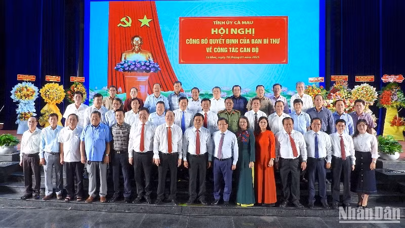 Tập thể Ban Thường vụ Tỉnh ủy Cà Mau chụp hình lưu niệm với các thành viên trong Ban chấp hành Đảng bộ tỉnh, nhiệm kỳ 2020-2025. Tập thể Ban Thường vụ Tỉnh ủy Cà Mau chụp hình lưu niệm với các thành viên trong Ban chấp hành Đảng bộ tỉnh, nhiệm kỳ 2020-2025.