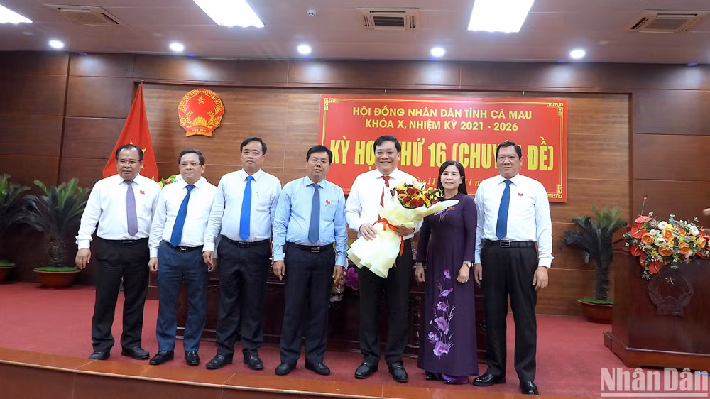 Tân Chủ tịch Ủy ban nhân dân tỉnh Cà Mau Phạm Thành Ngại (cầm hoa) nhận hoa chúc mừng từ tập thể lãnh đạo tỉnh Cà Mau.