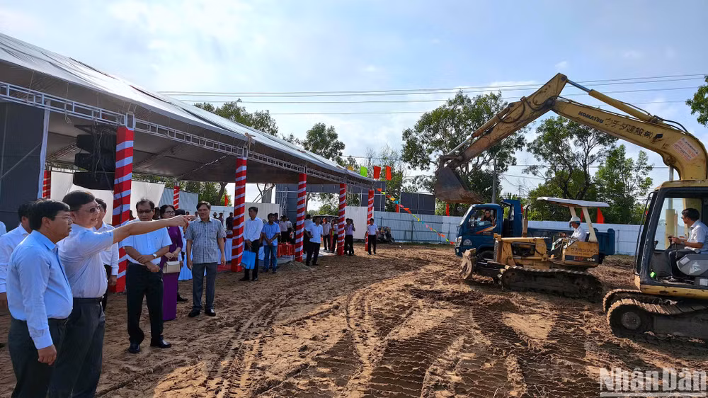 Bí thư Tỉnh ủy Cà Mau Nguyễn Tiến Hải (trái) tham quan thực địa thiết bị phục vụ thi công dự án.