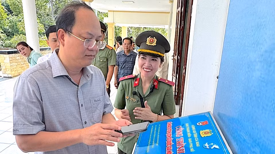 Bí thư Tỉnh ủy Cà Mau Nguyễn Hồ Hải (bìa trái) quét mã trải nghiệm việc thực hiện số hóa tại Nhà trưng bày Kế hoạch phản gián CM12.
