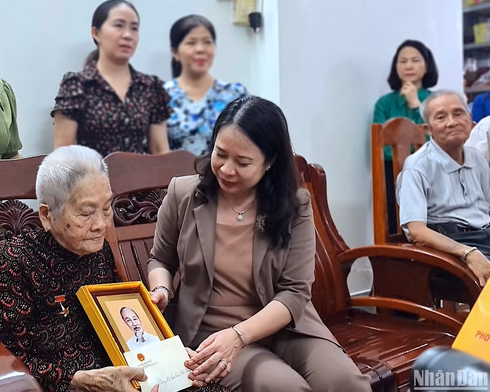 Phó Chủ tịch nước Võ Thị Ánh Xuân cùng Bí thư thứ nhất Trung ương Đoàn và lãnh đạo địa phương cũng đã đến thăm, tặng quà Mẹ Việt Nam Anh hùng Lê Thị Chi, ngụ khóm 8 (phường 8, thành phố Cà Mau, tỉnh Cà Mau).