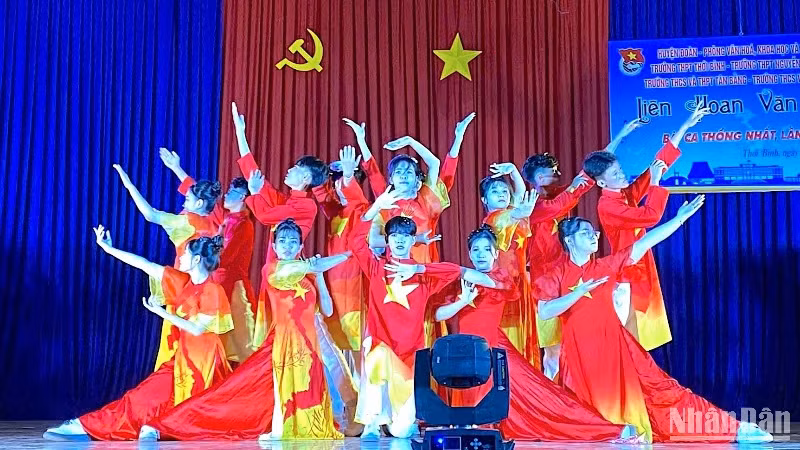 Một tiết mục mang đậm "màu cờ sắc áo" tại liên hoan văn nghệ học sinh, sinh viên Cà Mau.