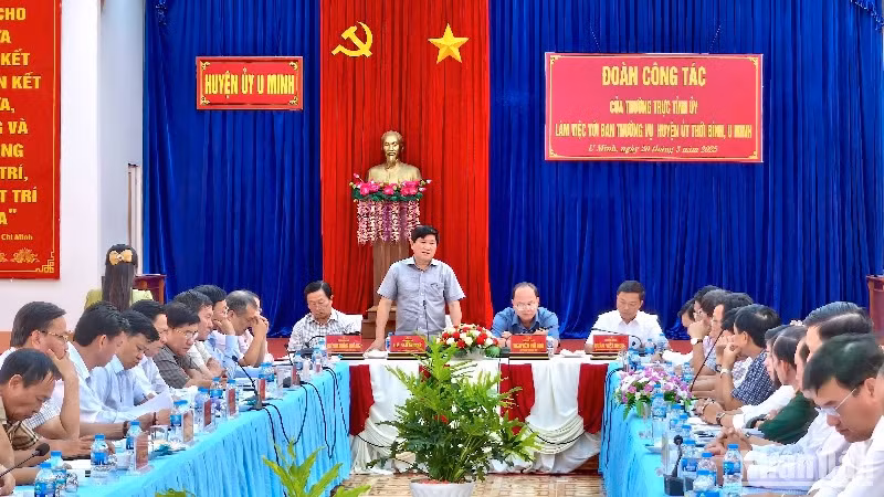 Đoàn công tác của Bí thư Tỉnh ủy Cà Mau làm việc với Ban Thường vụ Huyện U Minh và Thới Bình sáng 20/3.