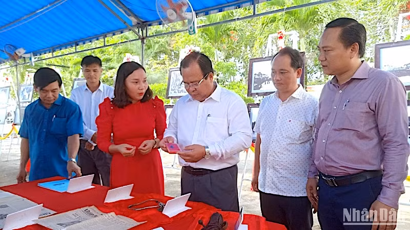 Phó Chủ tịch Ủy ban nhân dân tỉnh Cà Mau Nguyễn Minh Luân (đeo kính) tham quan các hiện vật trưng bày vừa tiếp nhận. 