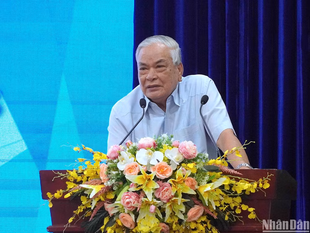 Thầy thuốc Nhân dân Trương Minh Thắng tham luận tại hội nghị liên quan đến vấn đề nhân sự chủ chốt của ngành y tế Cà Mau.