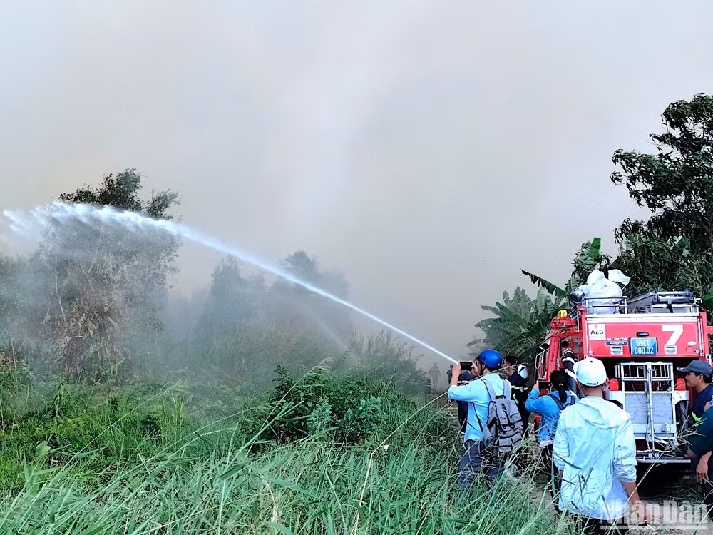 Một xe chuyên dụng phun nước dập đốm lửa nhỏ còn sót lại trong vụ cháy tại Nông trường 402.