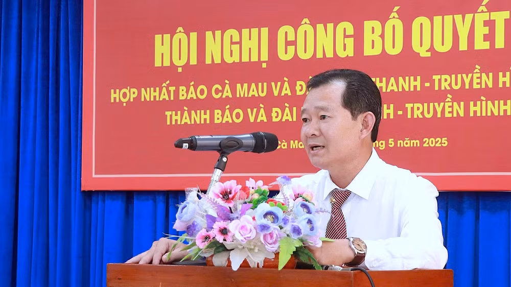 Nhà báo Ngô Minh Toàn, Phó Tổng Biên tập điều hành Báo và Đài Phát thanh-Truyền hình Cà Mau phát biểu tiếp nhận nhiệm vụ.