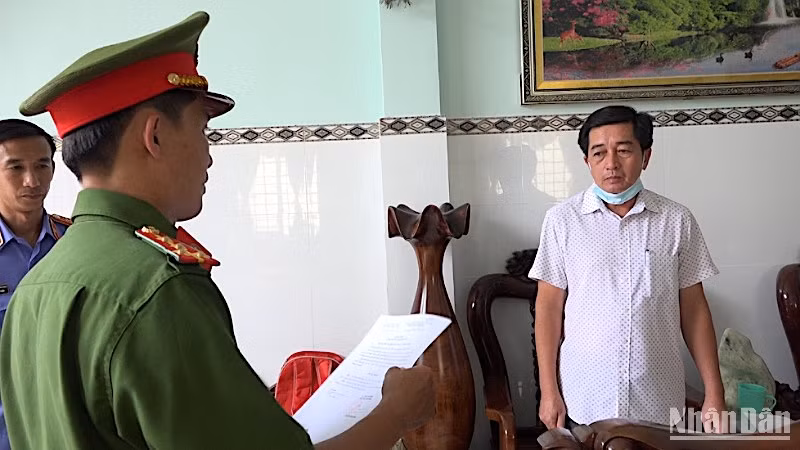 Cơ quan điều tra đọc lệnh bắt tạm giam ông Lê Ngọc Định, nguyên Trưởng phòng Kế hoạch-Tài chính thuộc Sở Y tế tỉnh Cà Mau vào tháng 7/2022. 