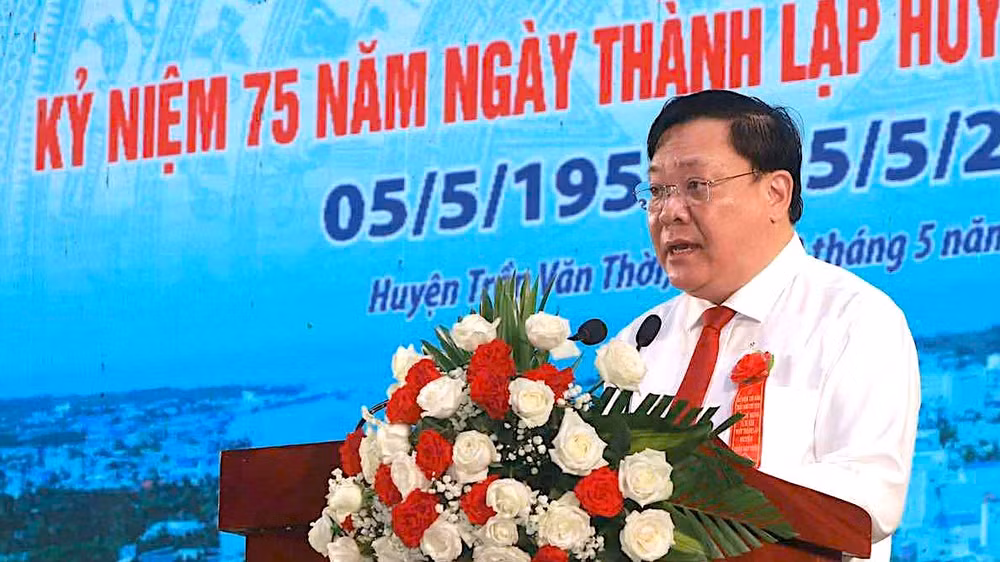Chủ tịch Ủy ban nhân dân tỉnh Cà Mau Phạm Thành Ngại đọc diễn văn tại buổi lễ. Chủ tịch Ủy ban nhân dân tỉnh Cà Mau Phạm Thành Ngại đọc diễn văn tại buổi lễ.