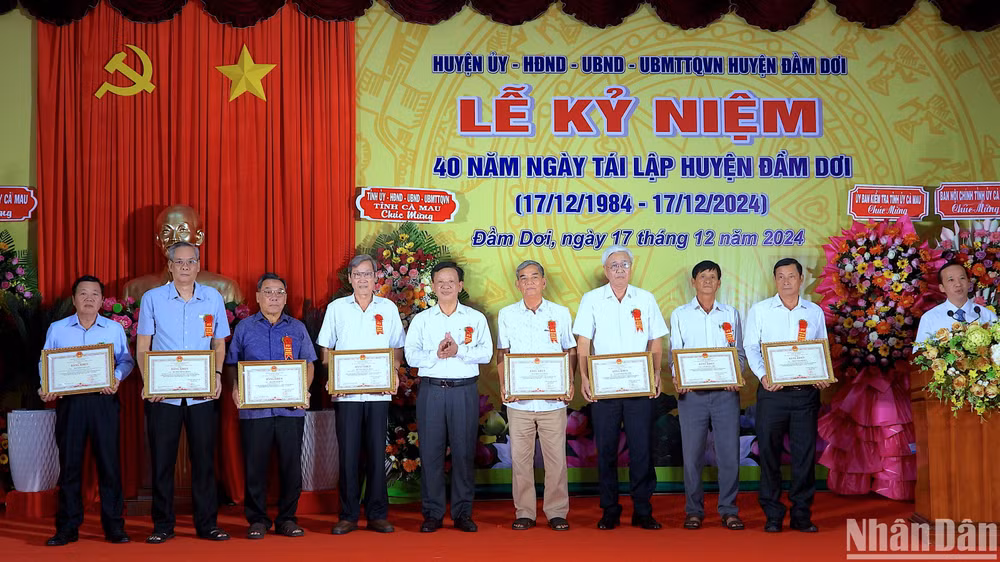 Lãnh đạo tỉnh Cà Mau tặng bằng khen cho những tập thể, cá nhân có nhiều đóng góp vì sự phát triển của quê hương Đầm Dơi. Lãnh đạo tỉnh Cà Mau tặng bằng khen cho những tập thể, cá nhân có nhiều đóng góp vì sự phát triển của quê hương Đầm Dơi.