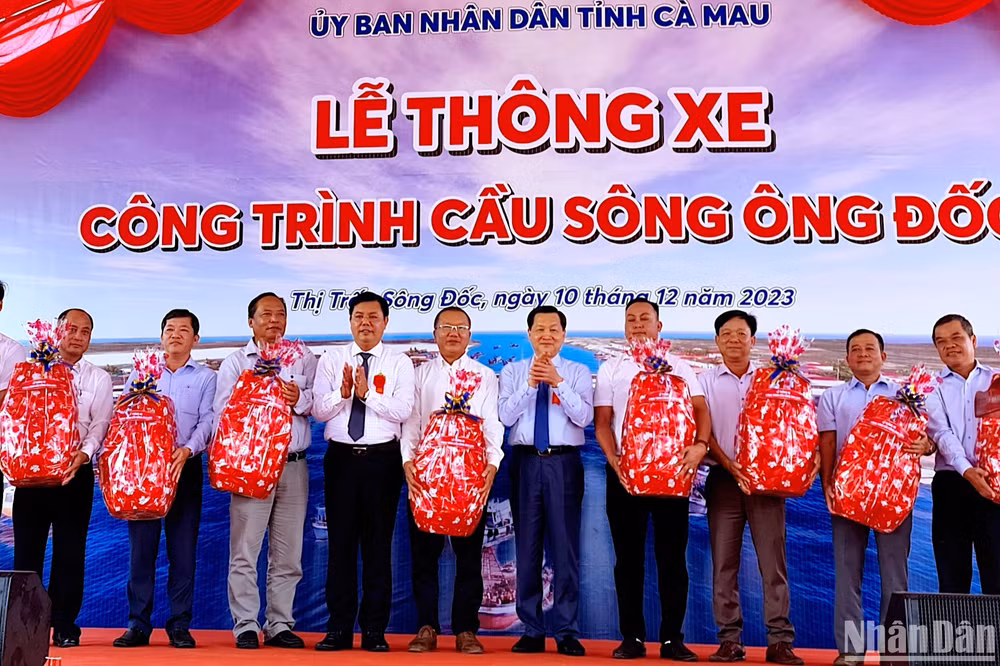 Phó Thủ tướng Lê Minh Khái và lãnh đạo tỉnh Cà Mau tặng quà cho các tổ chức, cá nhân trong vùng dự án xây dựng cầu bắt qua sông Ông Đốc.
