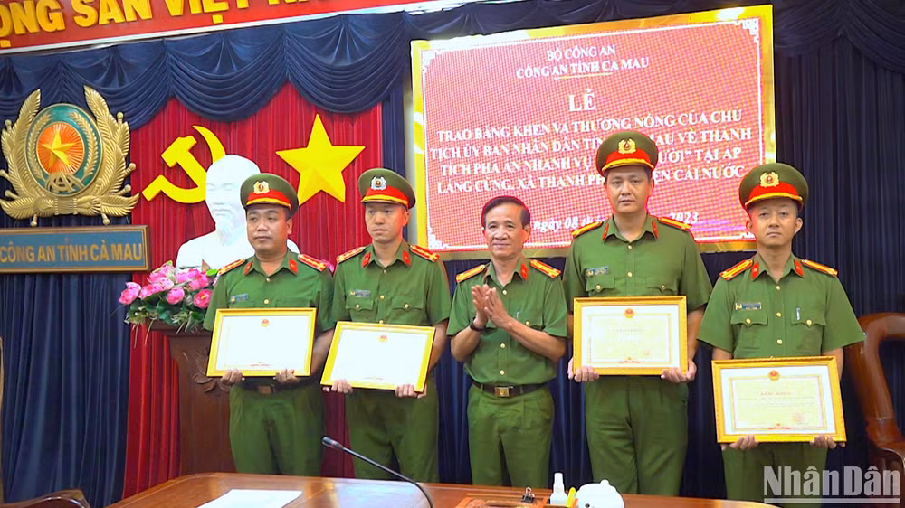 Đại tá Phạm Minh Lũy (giữa) trao Bằng khen của Chủ tịch Ủy ban nhân dân tỉnh cho tập thể, cá nhân phá nhanh trọng án giết người.