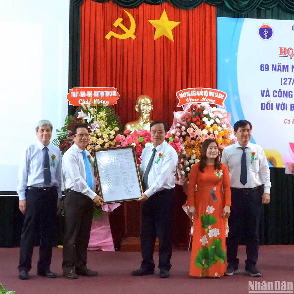 Chủ tịch Ủy ban nhân dân tỉnh Cà Mau Huỳnh Quốc Việt (giữa) trao quyết định nâng lên hạng I đối với Bệnh viện Đa khoa Cà Mau. Chủ tịch Ủy ban nhân dân tỉnh Cà Mau Huỳnh Quốc Việt (giữa) trao quyết định nâng lên hạng I đối với Bệnh viện Đa khoa Cà Mau.