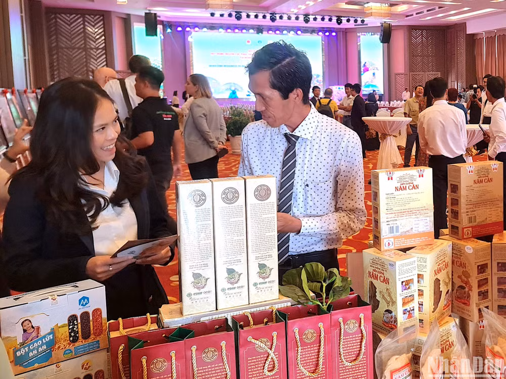 Các sản phẩm nông nghiệp bền vững được trưng bày, giới thiệu bên lề hội nghị huy động nguồn lực phát triển nông nghiệp thuận thiên vùng đồng bằng sông Cửu Long. Các sản phẩm nông nghiệp bền vững được trưng bày, giới thiệu bên lề hội nghị huy động nguồn lực phát triển nông nghiệp thuận thiên vùng đồng bằng sông Cửu Long.