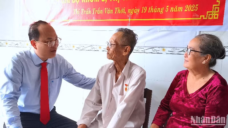 Bí thư Tỉnh ủy Cà Mau Nguyễn Hồ Hải (bìa trái) ân cần thăm hỏi sức khỏe đảng viên Trần Văn Trung.
