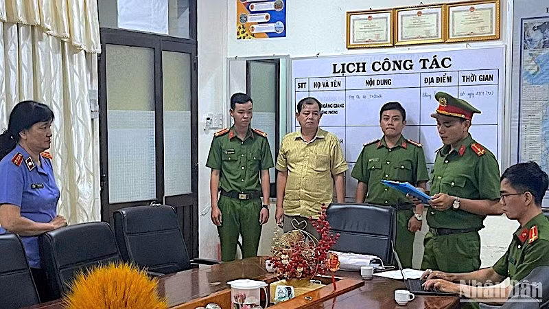 Đại diện cơ quan điều tra đọc lệnh tạm giam ông Phúc (áo vàng) để làm rõ hành vi lừa đảo chiếm đoạt tài sản. 