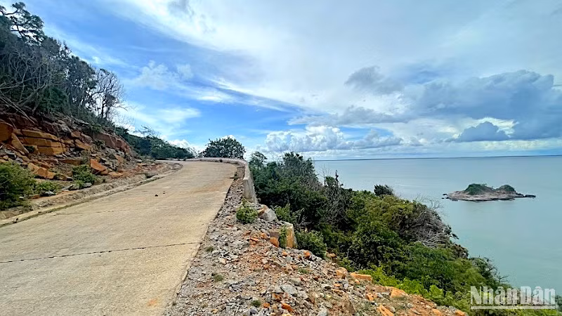 Một góc cụm đảo Hòn Khoai (huyện Ngọc Hiển, tỉnh Cà Mau) nhìn ra biển, được định hướng kêu gọi đầu tư cảng biển nước sâu.
