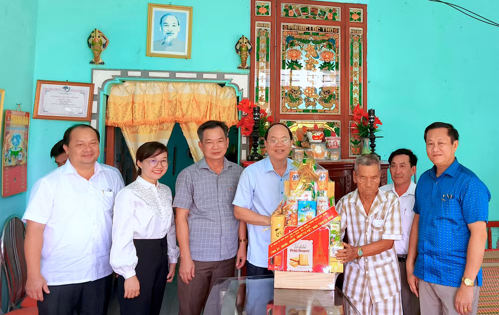 Bí thư Tỉnh ủy Nguyễn Hồ Hải (giữa) trao tặng quà cho gia đình chú Phan Văn Hoàng (ấp Chà Là, xã Phú Thuận, huyện Phú Tân). Bí thư Tỉnh ủy Nguyễn Hồ Hải (giữa) trao tặng quà cho gia đình chú Phan Văn Hoàng (ấp Chà Là, xã Phú Thuận, huyện Phú Tân).