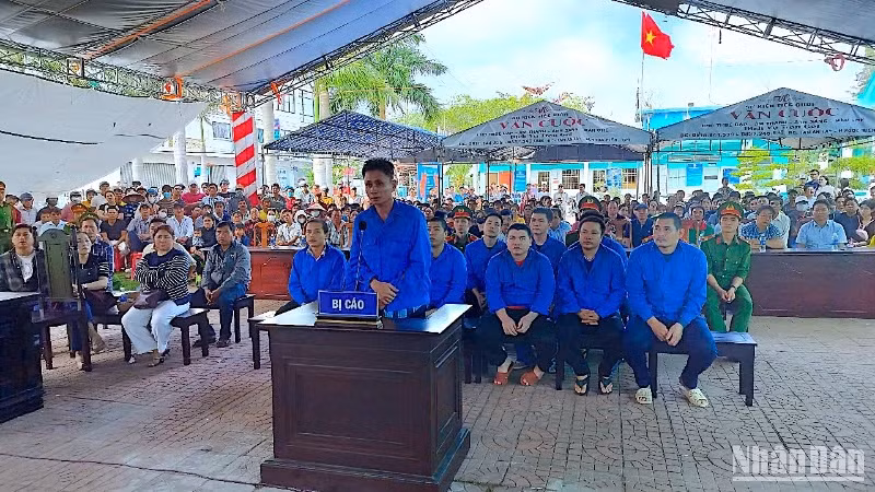 Bị cáo Trương Văn Sang (đứng) chịu hành phạt nặng nhất với tội danh “Gây rối loạn hoạt động của phương tiện điện tử”.