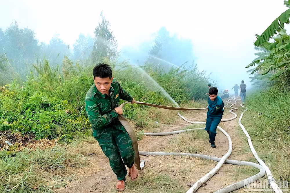Lực lượng chuyên dụng nỗ lực kéo ống dẫn nước chữa cháy. Lực lượng chuyên dụng nỗ lực kéo ống dẫn nước chữa cháy.