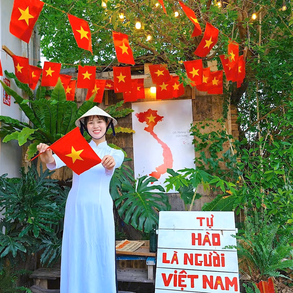 Đoàn viên diện áo dài chụp ảnh cùng cờ Tổ quốc để đổi ảnh đại diện trên mạng xã hội nhằm tạo sự lan tỏa cho ngày lễ lớn.