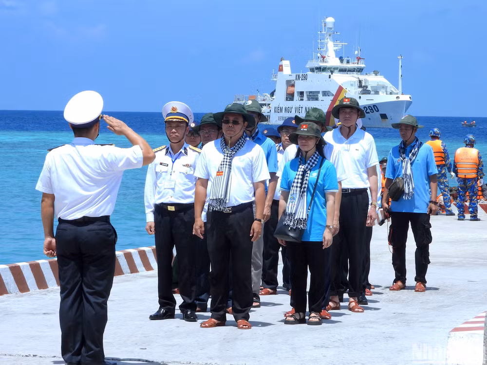 Cán bộ, chiến sĩ đảo Len Đao đón đoàn công tác số 16 lên thăm đảo.