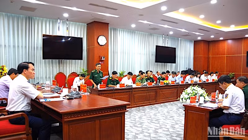 Đại diện Bộ đội Biên phòng Cà Mau báo cáo với đoàn kiểm tra.