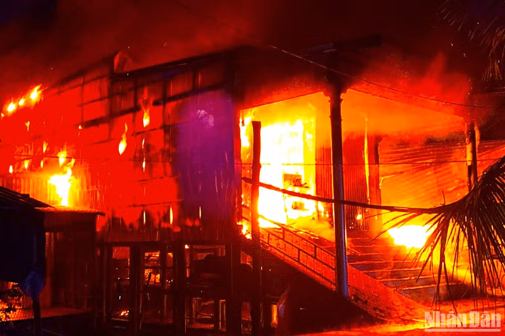 Khói lửa ngùn ngụt tại căn nhà của gia đình ông Hồ Chí Anh vào rạng 15/5.