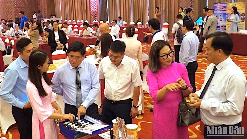 Lãnh đạo tỉnh Cà Mau tiếp xúc, gặp gỡ nhiều doanh nghiệp Trung Quốc vào sáng 24/4.