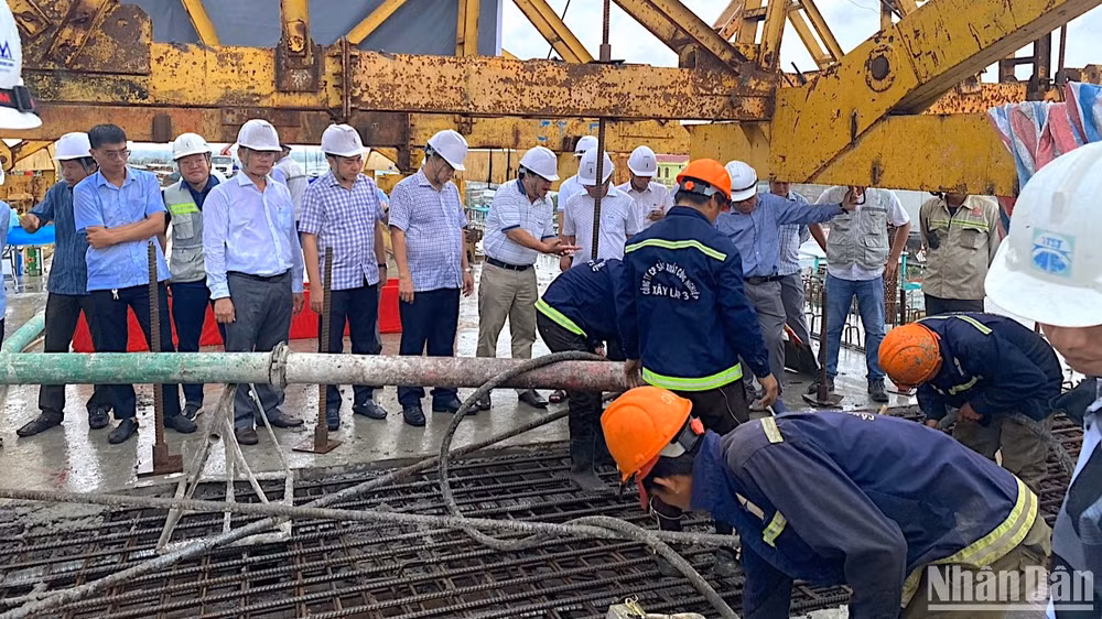 Lãnh đạo tỉnh Cà Mau và các đơn vị liên quan chứng kiến công đoạn hợp long cầu bắt qua sông Ông Đốc. Lãnh đạo tỉnh Cà Mau và các đơn vị liên quan chứng kiến công đoạn hợp long cầu bắt qua sông Ông Đốc.