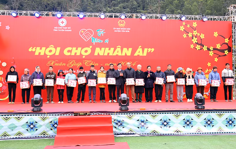 Đồng chí Hà Thị Khiết, nguyên Bí Thư Trung ương Đảng và đại biểu trao quà cho các gia đình được hỗ trợ làm "Nhà nhân ái".