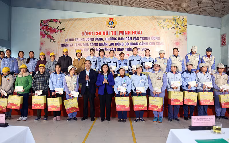 Đồng chí Bùi Thị Minh Hoài, Bí thư Trung ương Đảng, Trưởng Ban Dân vận Trung ương và đồng chí Chẩu Văn Lâm, Ủy viên Trung ương Đảng, Bí thư Tỉnh ủy, Trưởng Đoàn đại biểu Quốc hội tỉnh Tuyên Quang trao quà Tết cho công nhân có hoàn cảnh khó khăn. Đồng chí Bùi Thị Minh Hoài, Bí thư Trung ương Đảng, Trưởng Ban Dân vận Trung ương và đồng chí Chẩu Văn Lâm, Ủy viên Trung ương Đảng, Bí thư Tỉnh ủy, Trưởng Đoàn đại biểu Quốc hội tỉnh Tuyên Quang trao quà Tết cho công nhân có hoàn cảnh khó khăn.