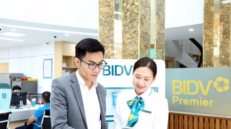 Nhân viên Ngân hàng thương mại cổ phần Đầu tư và Phát triển Việt Nam (BIDV) Chi nhánh Vĩnh Phúc tư vấn cho khách hàng gói tín dụng mua nhà ở. (Ảnh: MAI LIÊN)