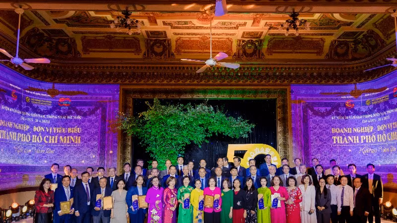 Đại diện 50 doanh nghiệp cùng lãnh đạo thành phố tại lễ trao giải.