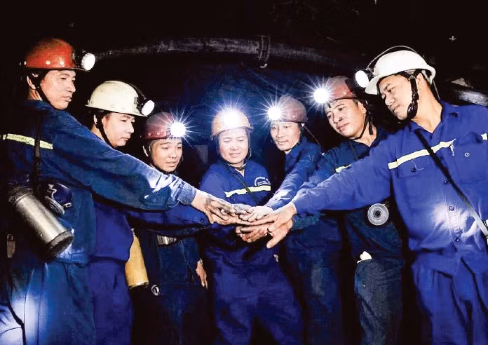 Thợ lò Công ty than Vàng Danh thể hiện quyết tâm trước khi vào ca sản xuất.